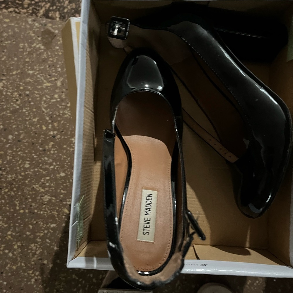 Black patent leather shoes comfy and cute.